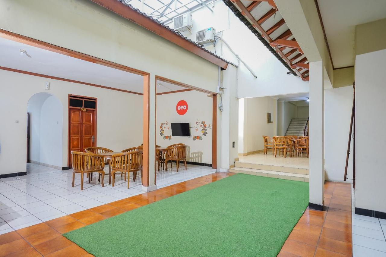 Oyo 249 Astria Graha Hotel